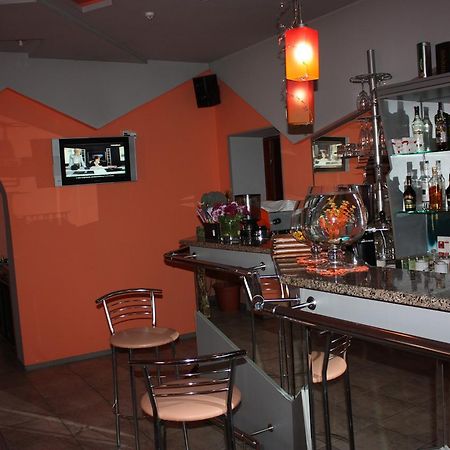Hotel Gostynnyi Dvir Bucha Exterior foto