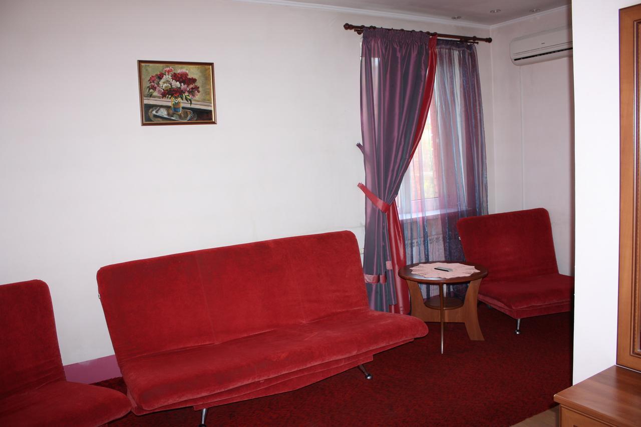 Hotel Gostynnyi Dvir Bucha Quarto foto