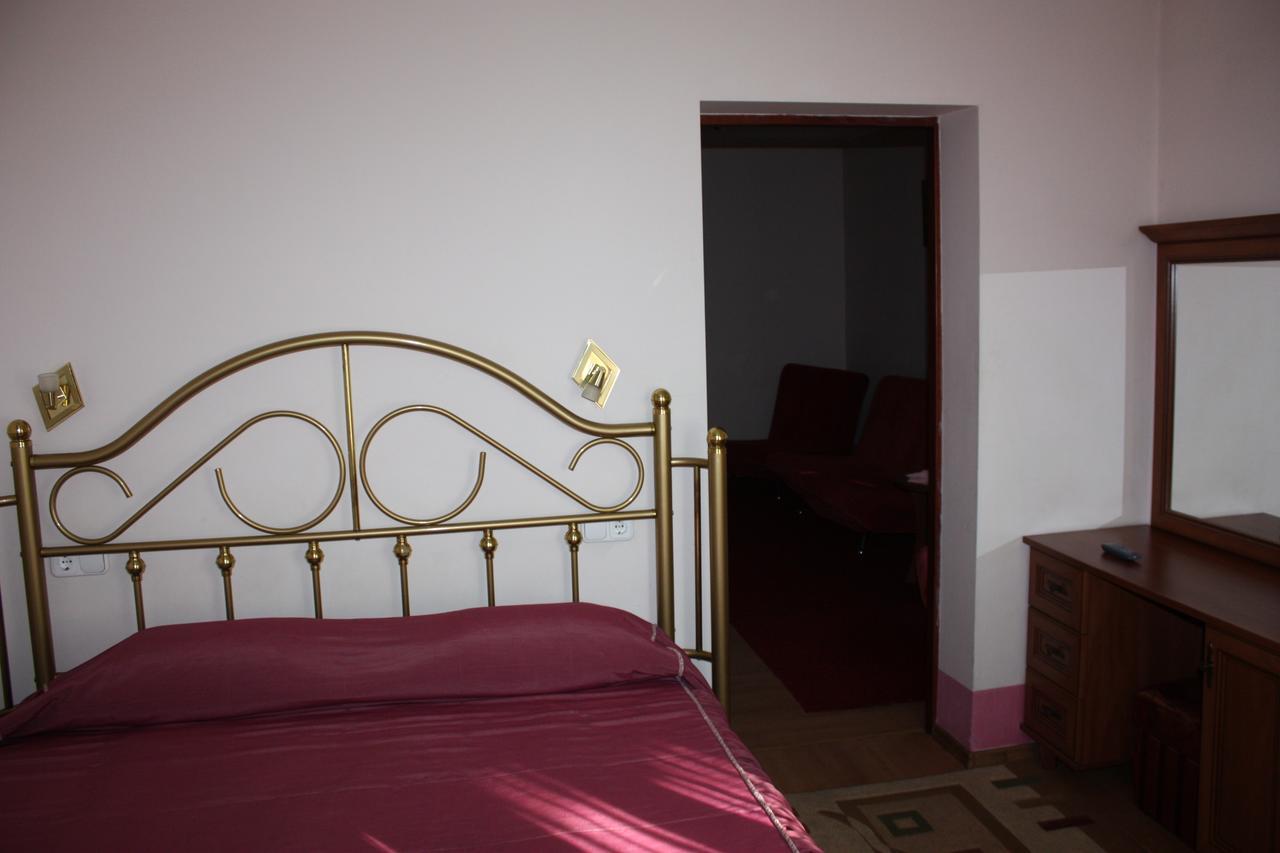 Hotel Gostynnyi Dvir Bucha Quarto foto