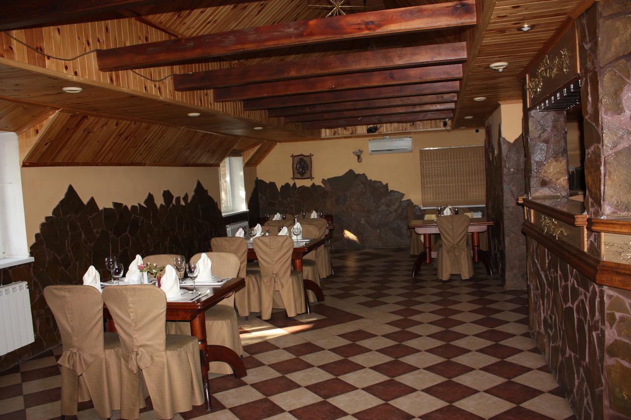 Hotel Gostynnyi Dvir Bucha Exterior foto